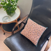 Indlæs billede til gallerivisning Crazy Leo Pude rose (39 x 39 cm) fra Pomp Stitch