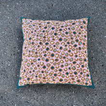 Indlæs billede til gallerivisning Crazy Leo Pude rose (39 x 39 cm) fra Pomp Stitch