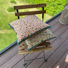 Indlæs billede til gallerivisning Crazy Leo Pude rose (39 x 39 cm) fra Pomp Stitch