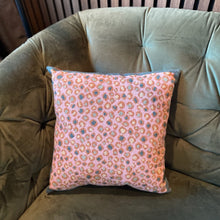 Indlæs billede til gallerivisning Crazy Leo Pude rose (39 x 39 cm) fra Pomp Stitch