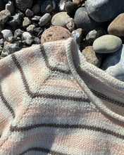 Indlæs billede til gallerivisning Opskrift på Amélie Tee fra PetiteKnit