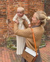 Indlæs billede til gallerivisning Opskrift på Annas Dåbskjole fra PetiteKnit