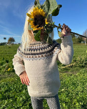 Indlæs billede til gallerivisning Opskrift på Celeste Sweater Junior fra PetiteKnit
