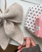 Indlæs billede til gallerivisning Opskrift på December Bow fra PetiteKnit
