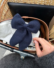 Indlæs billede til gallerivisning Opskrift på December Bow fra PetiteKnit