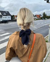 Indlæs billede til gallerivisning Opskrift på December Bow fra PetiteKnit