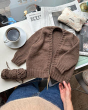 Indlæs billede til gallerivisning Opskrift på Eva Cardigan Junior fra PetiteKnit