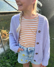 Indlæs billede til gallerivisning Opskrift på Eva Cardigan Junior fra PetiteKnit