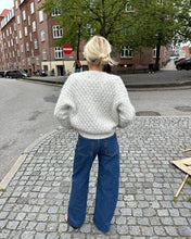 Indlæs billede til gallerivisning Opskrift på Jenny Jacket V-neck fra PetiteKnit