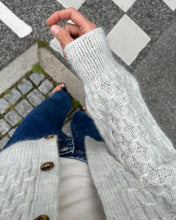 Indlæs billede til gallerivisning Opskrift på Jenny Jacket V-neck fra PetiteKnit