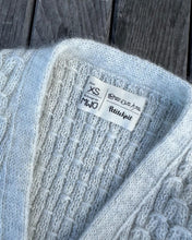 Indlæs billede til gallerivisning Opskrift på Jenny Jacket V-neck fra PetiteKnit