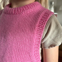 Indlæs billede til gallerivisning Opskrift på Lulu Slipover Junior fra PetiteKnit