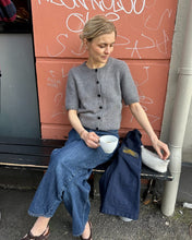 Indlæs billede til gallerivisning Opskrift på Maggie Cardigan fra PetiteKnit