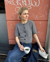 Indlæs billede til gallerivisning Opskrift på Maggie Cardigan fra PetiteKnit