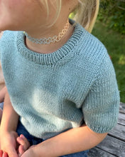 Indlæs billede til gallerivisning Opskrift på Poppy Tee Junior fra PetiteKnit