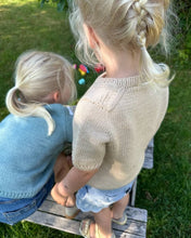 Indlæs billede til gallerivisning Opskrift på Poppy Tee Junior fra PetiteKnit