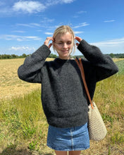Indlæs billede til gallerivisning Opskrift på Sonja Sweater fra PetiteKnit