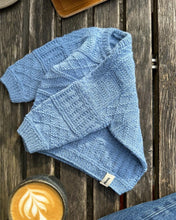 Indlæs billede til gallerivisning Opskrift på Storm Sweater Baby fra PetiteKnit