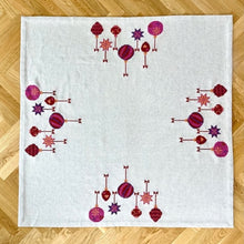 Indlæs billede til gallerivisning Pomp Stitch Juletræstæppe med kugler