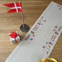 Indlæs billede til gallerivisning Pomp Stitch broderikit Happy Birthday løber