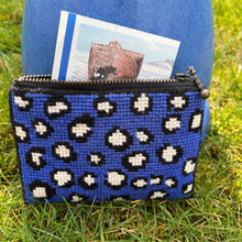 Indlæs billede til gallerivisning Statement Pung blå (10,5 x 14,5 cm) af Pomp Stitch