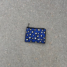 Indlæs billede til gallerivisning Statement Pung blå (10,5 x 14,5 cm) af Pomp Stitch