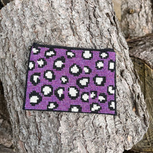 Indlæs billede til gallerivisning Statement Pung lilla (10,5 x 14,5 cm) af Pomp Stitch