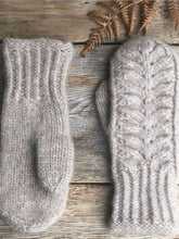 Indlæs billede til gallerivisning Opskrift på Bregnevotten på tykke pinde - dame fra Sandnes Garn