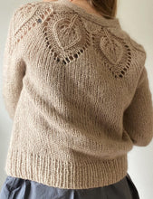 Indlæs billede til gallerivisning Opskrift på Chunky Dahlia V-Neck Cardigan fra Le Knit