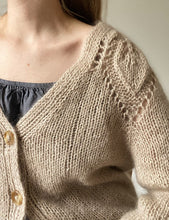 Indlæs billede til gallerivisning Opskrift på Chunky Dahlia V-Neck Cardigan fra Le Knit