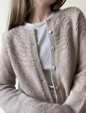 Indlæs billede til gallerivisning Opskrift på Peacock Cardigan fra Le Knit