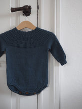 Indlæs billede til gallerivisning Opskrift på Ankers Dragt fra PetiteKnit