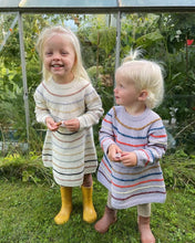 Indlæs billede til gallerivisning Opskrift på Festival Kjole fra PetiteKnit