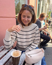 Indlæs billede til gallerivisning Opskrift på Festival Sweater - My Size fra PetiteKnit