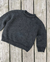 Indlæs billede til gallerivisning Opskrift på Hanstholm Sweater Junior fra PetiteKnit