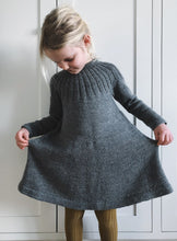 Indlæs billede til gallerivisning Opskrift på Haralds Kjole fra PetiteKnit
