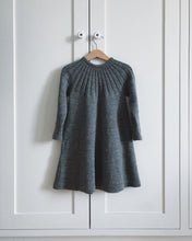 Indlæs billede til gallerivisning Opskrift på Haralds Kjole fra PetiteKnit