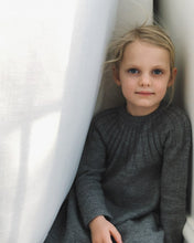 Indlæs billede til gallerivisning Opskrift på Haralds Kjole fra PetiteKnit