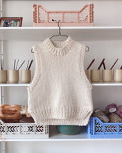 Indlæs billede til gallerivisning Opskrift på Holiday Slipover fra PetiteKnit