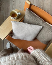 Indlæs billede til gallerivisning Opskrift på Honey Pillow fra PetiteKnit