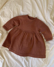 Indlæs billede til gallerivisning Opskrift på Karlas Kjole fra PetiteKnit