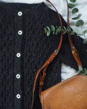 Indlæs billede til gallerivisning Opskrift på Klassisk Smock Cardigan fra PetiteKnit