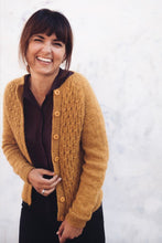 Indlæs billede til gallerivisning Opskrift på Klassisk Smock Cardigan fra PetiteKnit