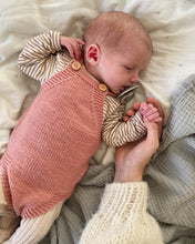 Indlæs billede til gallerivisning Opskrift på Lillesøsters Romper fra PetiteKnit