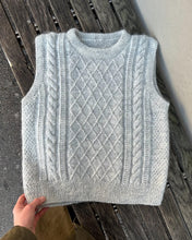 Indlæs billede til gallerivisning Opskrift på Moby Slipover fra PetiteKnit