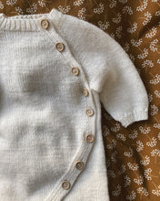 Indlæs billede til gallerivisning Opskrift på Monday Suit fra PetiteKnit