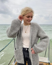 Indlæs billede til gallerivisning Opskrift på November Jacket fra PetiteKnit