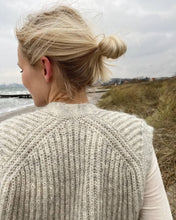 Indlæs billede til gallerivisning Opskrift på November Vest fra PetiteKnit