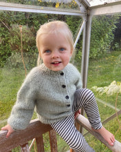 Indlæs billede til gallerivisning Opskrift på Novice Cardigan Mini - Chunky Edition fra PetiteKnit