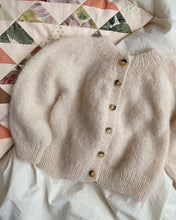 Indlæs billede til gallerivisning Opskrift på Novice Cardigan Mini - Mohair Edition fra PetiteKnit